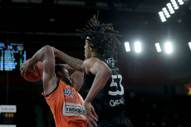 终以一球险 终以一球险